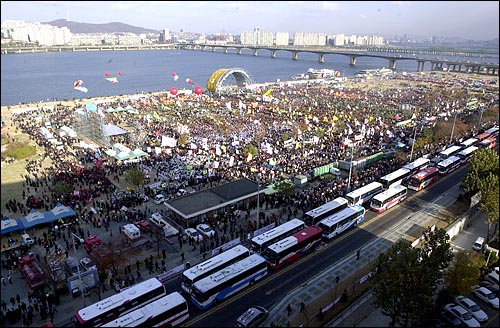 13일 여의도 둔치에 수만명의 농민들이 모인 가운데 전국농민대회가 열렸다. 